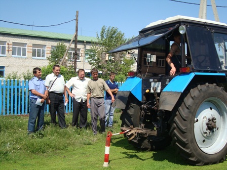 Школьники получают удостоверения трактористов-машинистов